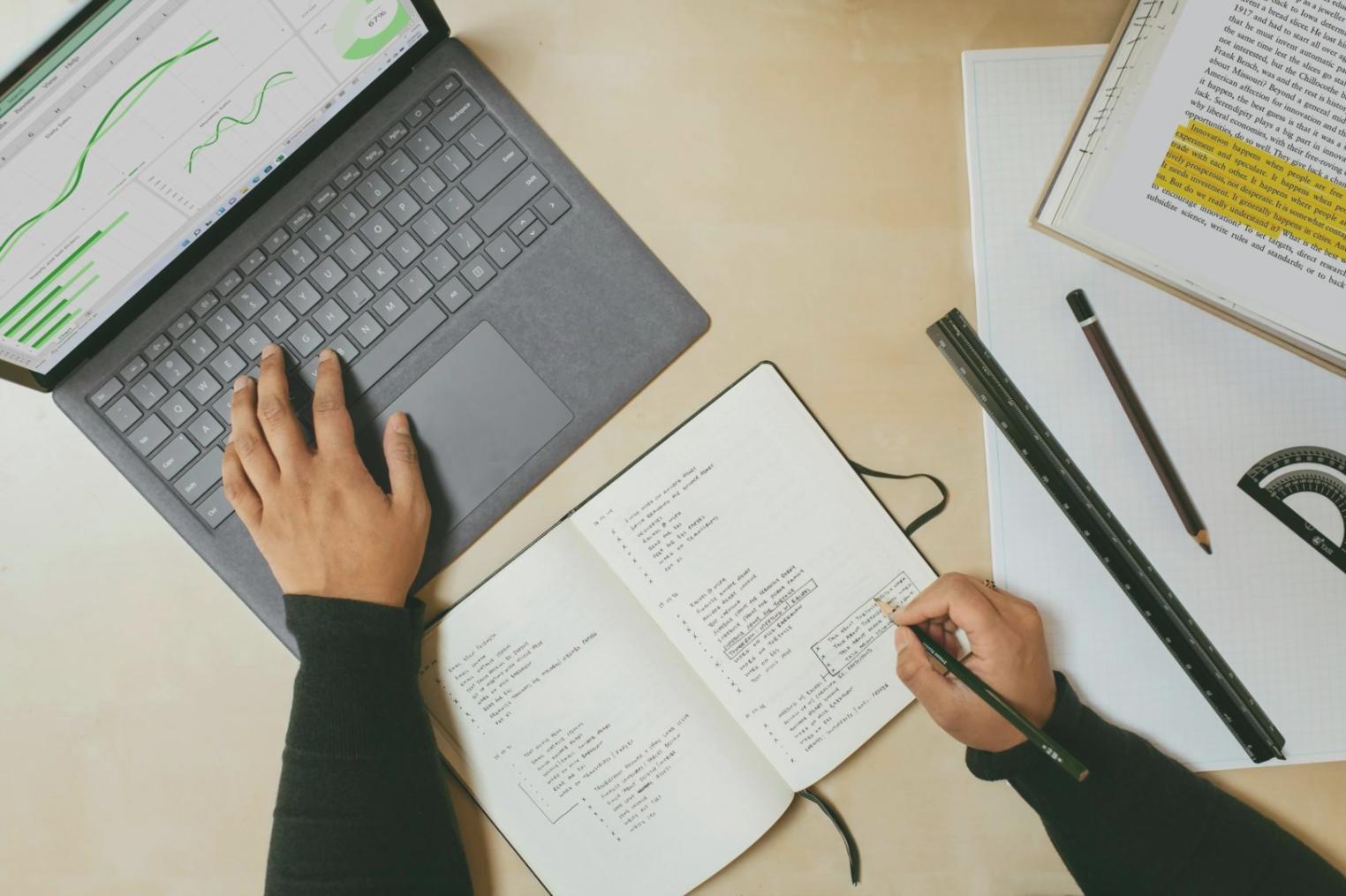 Graphiques et analyses financières détaillées sur écran d'ordinateur